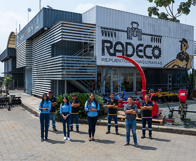 Equipo de Radeco trabajando en el campo